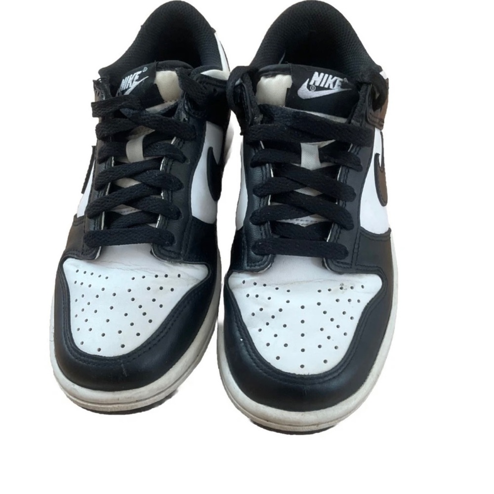 Boys Low Top Nike Panda Dunks. Look Brand New, Size 3.5 CW1590-100 pre- owned